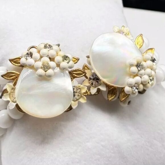 Vtg MIRIAM HASKELL Milk Glass Mother of Pearl Floral Wrap Bracelet Unsigned - Picture 3 of 4